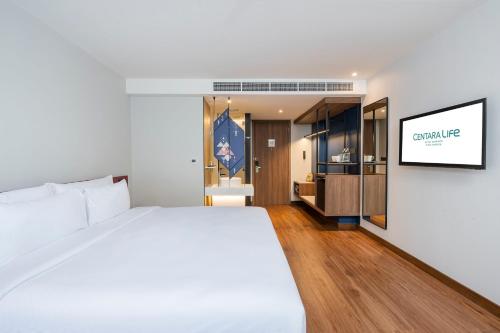 Habitación Superior con cama extragrande del hotel Centara Life Hotel Bangkok Phra Nakhon. Foto 15