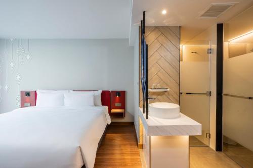 Habitación Superior con cama extragrande del hotel Centara Life Hotel Bangkok Phra Nakhon. Foto 17