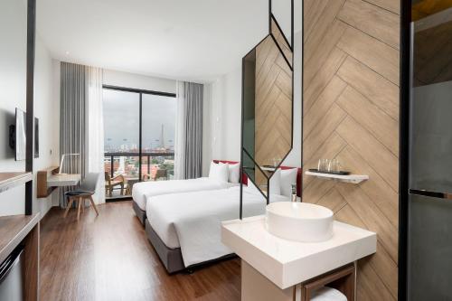 Habitación Doble Deluxe - 2 camas del hotel Centara Life Hotel Bangkok Phra Nakhon. Foto 3