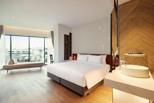 Habitación con cama extragrande. del hotel Centara Life Hotel Bangkok Phra Nakhon. Foto 2