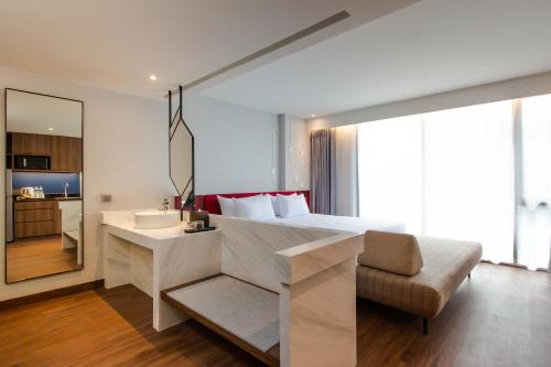 Habitación con cama extragrande. del hotel Centara Life Hotel Bangkok Phra Nakhon. Foto 3