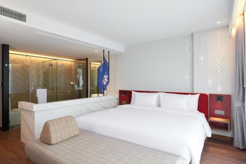 Habitación con cama extragrande. del hotel Centara Life Hotel Bangkok Phra Nakhon. Foto 4