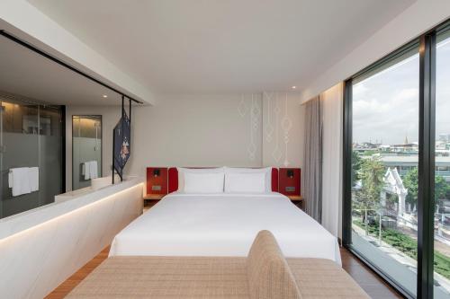 Habitación con cama extragrande. del hotel Centara Life Hotel Bangkok Phra Nakhon. Foto 7