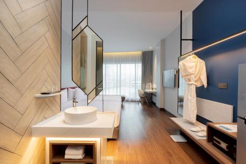 Habitación Doble - 2 camas del hotel Centara Life Hotel Bangkok Phra Nakhon. Foto 9