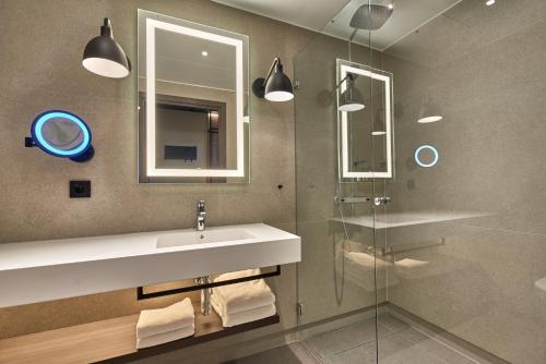 Habitación Estándar con terraza del hotel Radisson RED Oslo Okern. Foto 5