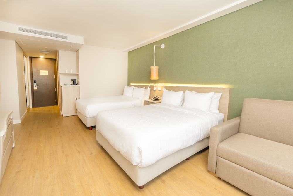 Habitación estándar con 2 camas individuales y vista al mar del hotel Grand Sirenis San Andres