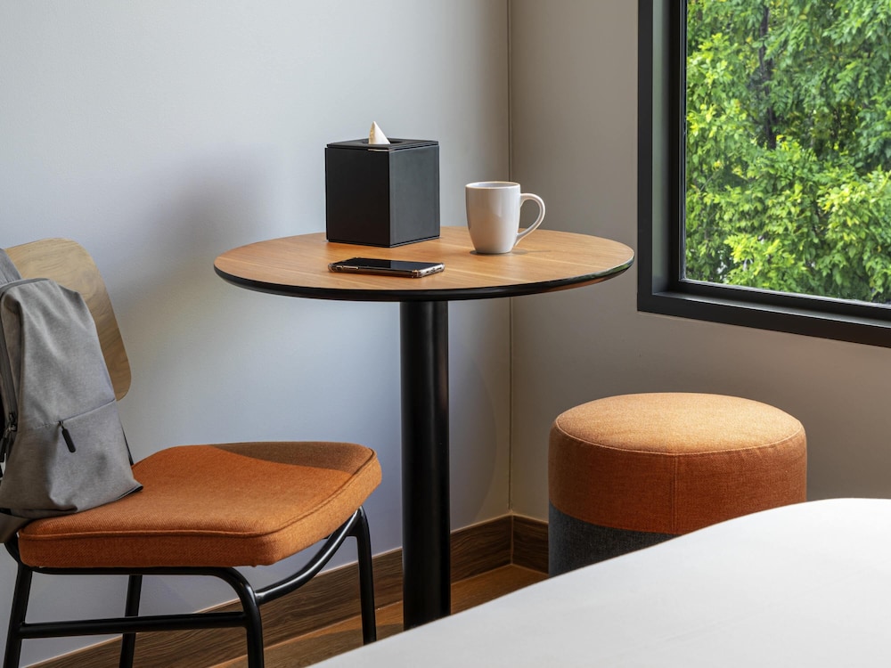 Habitación Estándar con Cama King, Lado de la Montaña del hotel Ibis Chiang Mai Nimman Journeyhub. Foto 2
