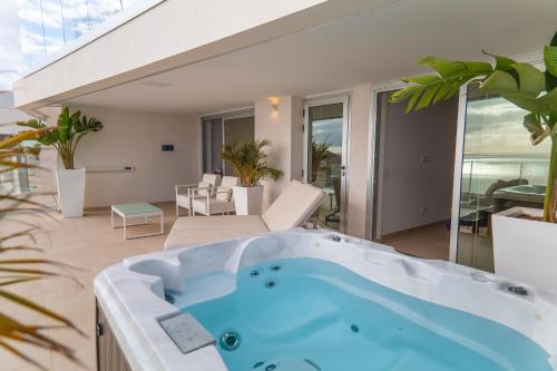 Apartamento con vistas al mar y jacuzzi del hotel Grand Horizon Luxury Boutique Apartments. Foto 4