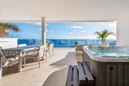 Apartamento Superior con vistas al mar y jacuzzi del hotel Grand Horizon Luxury Boutique Apartments. Foto 1