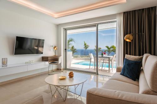 Apartamento con piscina privada climatizada y vistas al mar del hotel Grand Horizon Luxury Boutique Apartments. Foto 4