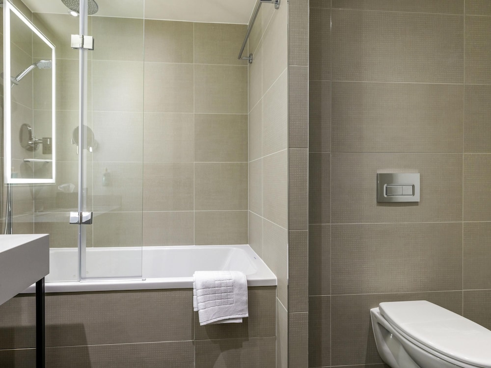 Habitación Estándar con 1 Cama King y 2 Camas Extra del hotel Novotel Liverpool Paddington Village. Foto 3