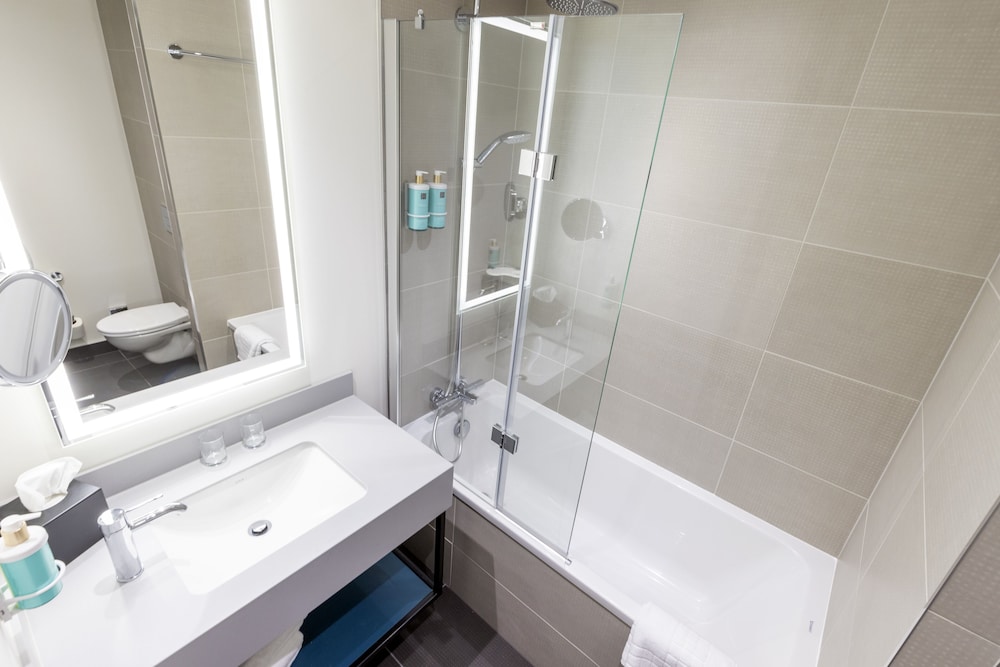 Habitación Estándar con 1 Cama King y 2 Camas Extra del hotel Novotel Liverpool Paddington Village. Foto 6