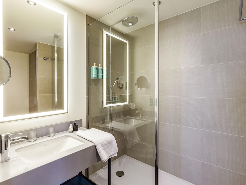 Habitación estándar con 2 camas individuales del hotel Novotel Liverpool Paddington Village. Foto 1
