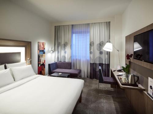Habitación Superior con cama grande y sofá del hotel Novotel Konya