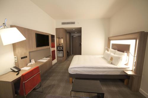 Habitación Superior con cama grande y sofá del hotel Novotel Konya. Foto 1
