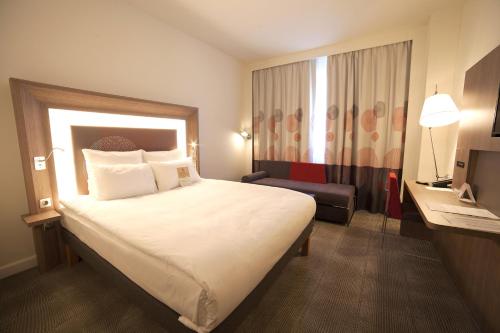 Habitación Superior con cama grande y sofá del hotel Novotel Konya. Foto 4