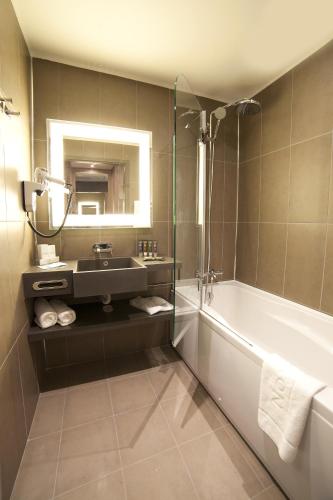 Habitación Superior con cama grande y sofá del hotel Novotel Konya. Foto 5