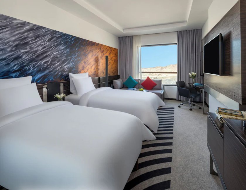 Habitación triple 1 Cama king Vista ciudad 2 Camas individuales del hotel Novotel Makkah Thakher City. Foto 3