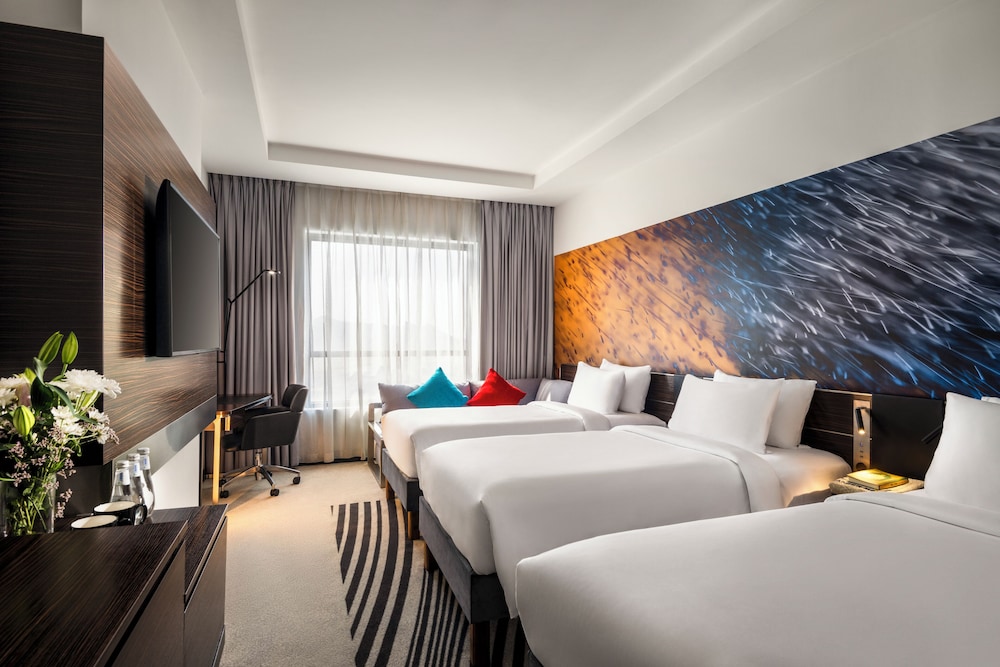 Habitación superior triple del hotel Novotel Makkah Thakher City. Foto 3