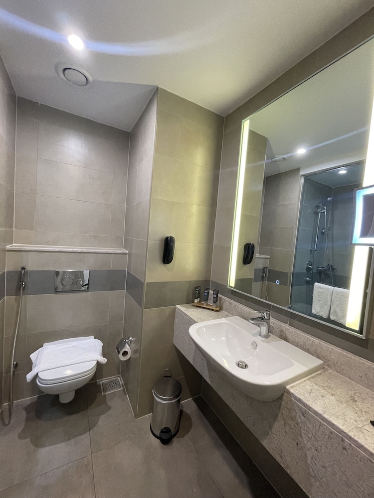 Habitación Superior cuádruple del hotel Novotel Makkah Thakher City. Foto 4