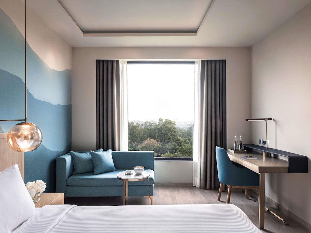 Habitación superior, 1 cama de matrimonio grande del hotel Novotel Chandigarh Tribune Chowk. Foto 3