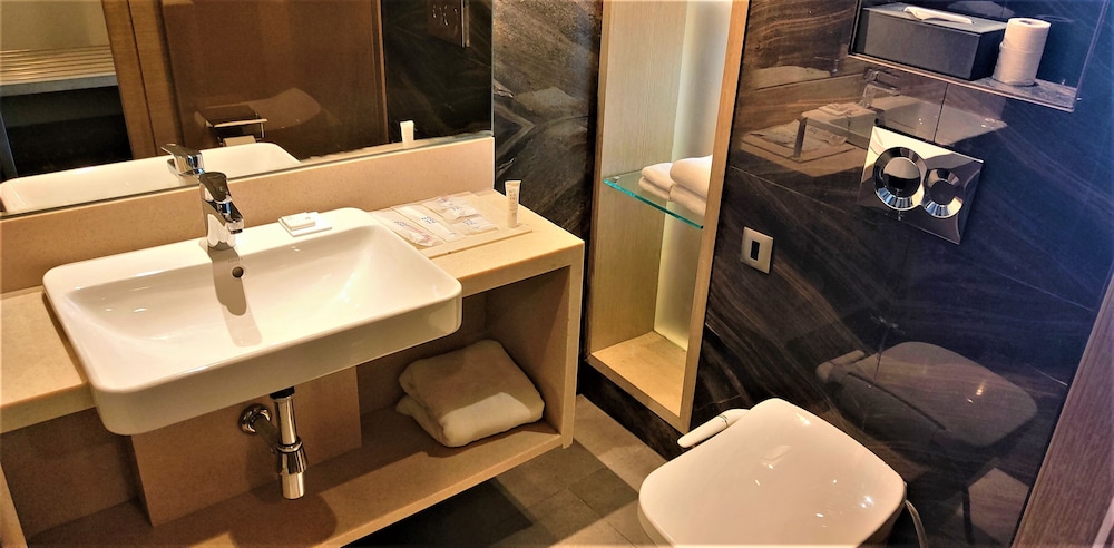 Habitación superior con 2 camas individuales, 2 camas individuales del hotel Novotel Chandigarh Tribune Chowk. Foto 3