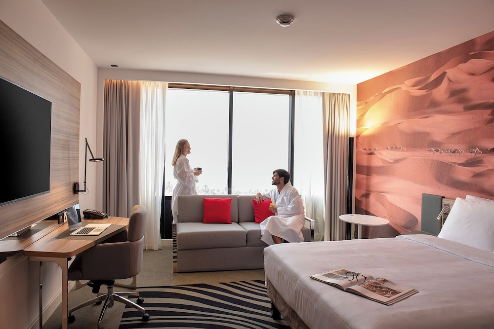 HABITACIÓN ESTÁNDAR FAMILIAR CON VISTAS A LA CIUDAD del hotel Novotel Sharjah Expo Centre. Foto 1