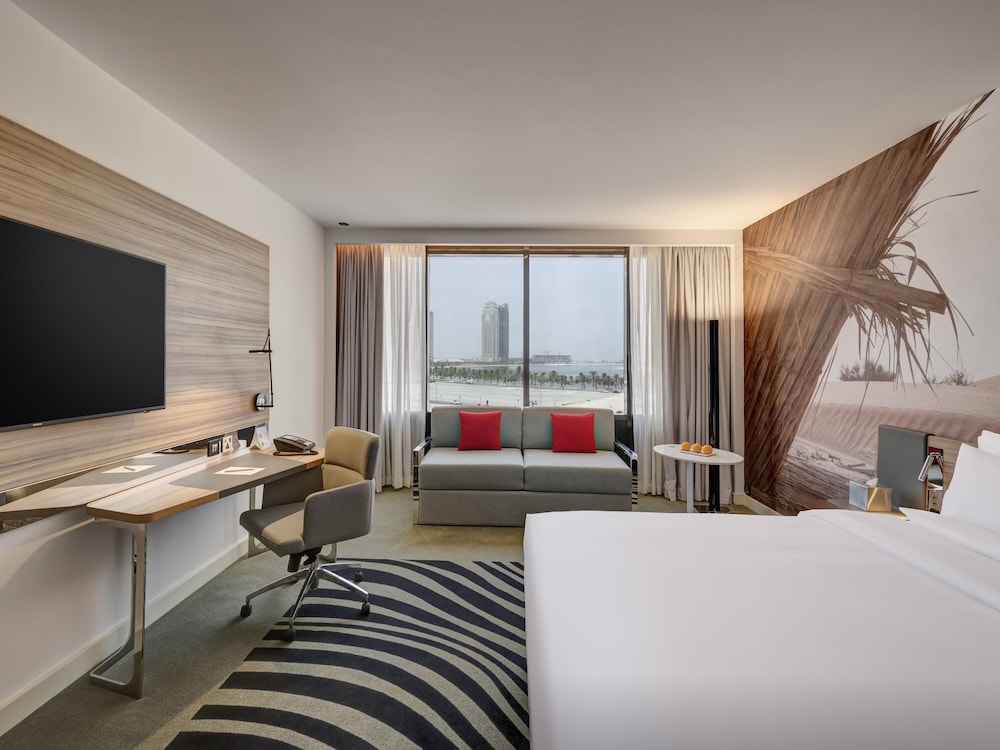 HABITACIÓN SUPERIOR CON UNA CAMA DOBLE Y VISTAS A LA LAGUNA del hotel Novotel Sharjah Expo Centre
