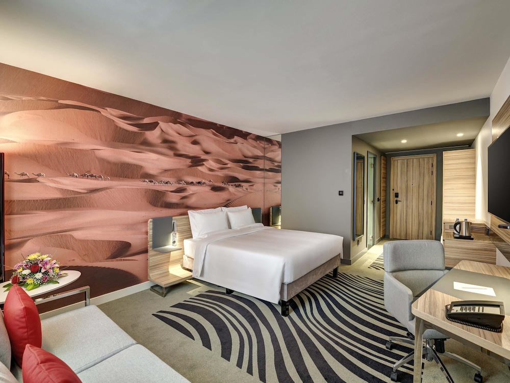 HABITACIÓN SUPERIOR CON UNA CAMA DOBLE Y VISTAS A LA LAGUNA del hotel Novotel Sharjah Expo Centre. Foto 4