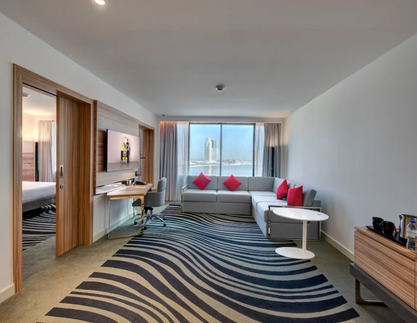 Suite Business Con Vistas Sofá Cama incluido 1 Cama doble del hotel Novotel Sharjah Expo Centre. Foto 7