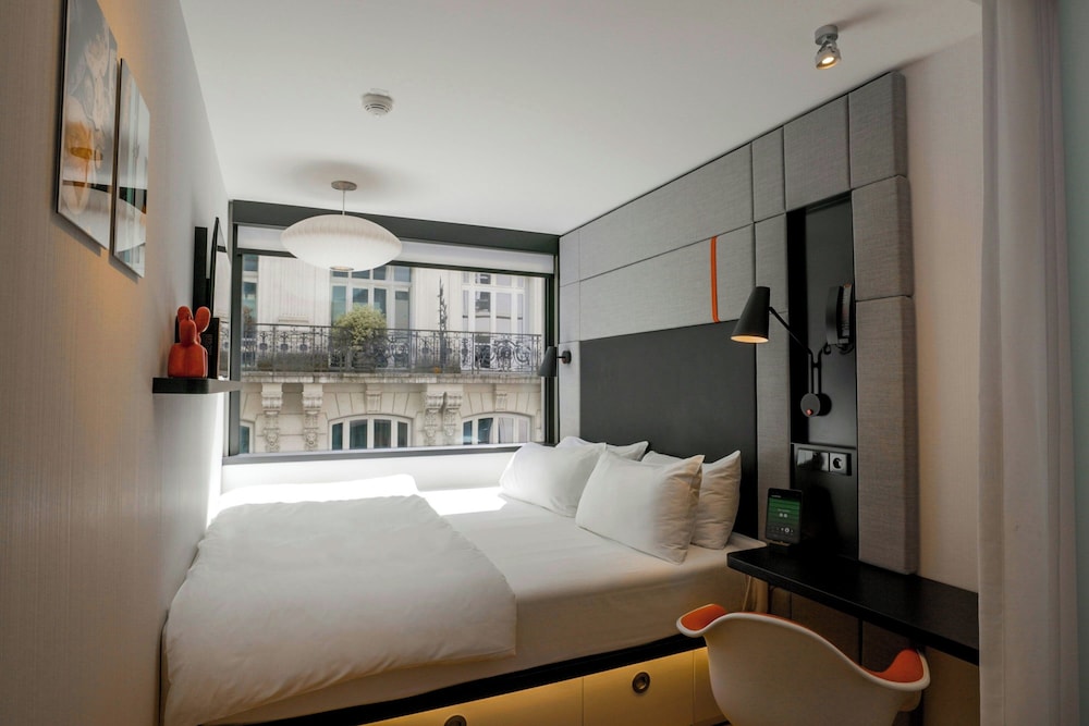 Habitación, 1 cama de matrimonio grande del hotel Citizenm Paris Opera