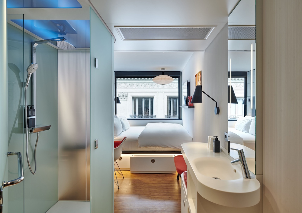 Habitación, 1 cama de matrimonio grande del hotel Citizenm Paris Opera. Foto 3