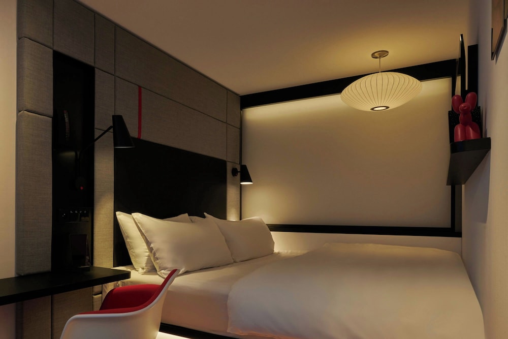 Habitación, 1 cama de matrimonio grande del hotel Citizenm Paris Opera. Foto 7