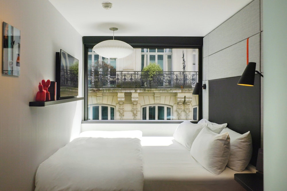 Habitación, 1 cama de matrimonio grande del hotel Citizenm Paris Opera. Foto 10