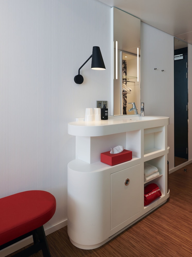 Habitación, 1 cama de matrimonio grande del hotel Citizenm Paris Opera. Foto 15