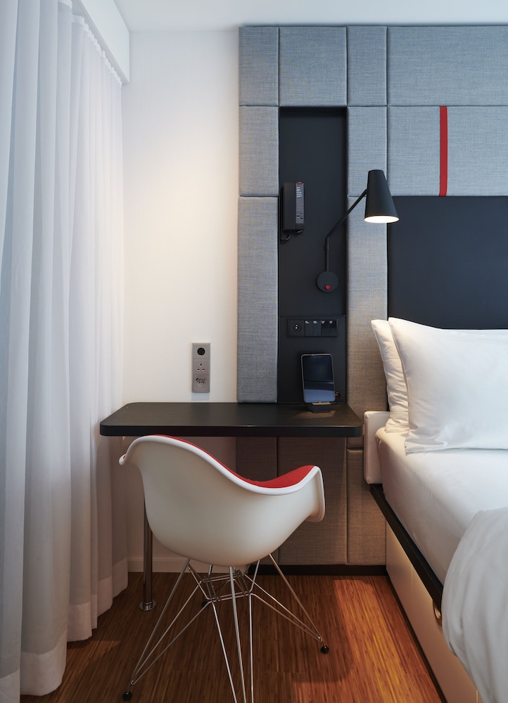Habitación, 1 cama de matrimonio grande (Mobility Accessible, Roll - In Shower) del hotel Citizenm Paris Opera. Foto 1