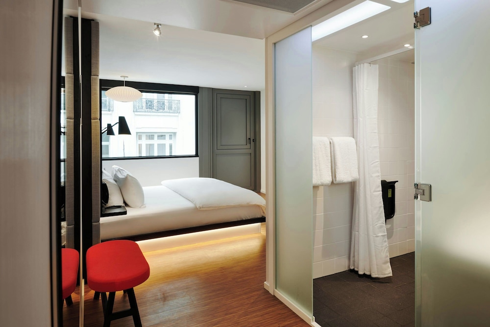 Habitación, 1 cama de matrimonio grande (Mobility Accessible, Roll - In Shower) del hotel Citizenm Paris Opera. Foto 3