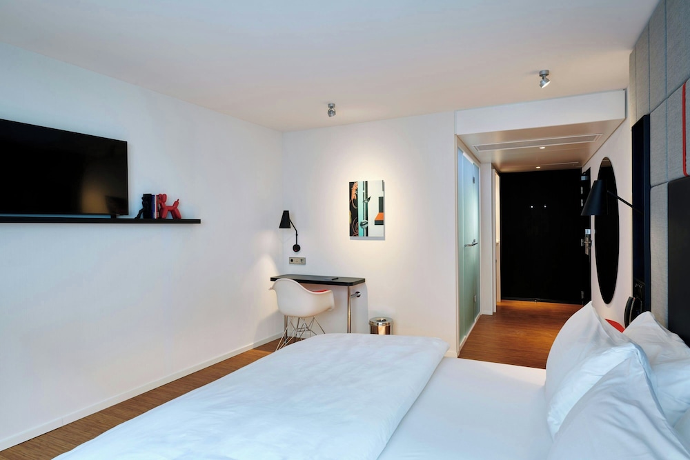 Habitación, 1 cama de matrimonio grande (Mobility Accessible, Roll - In Shower) del hotel Citizenm Paris Opera. Foto 4