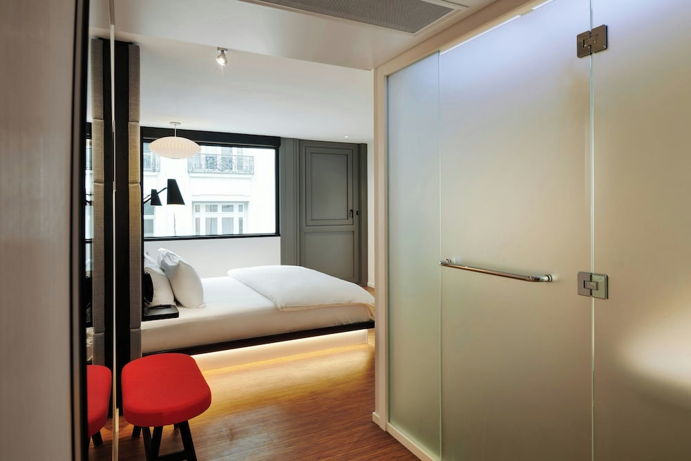 Habitación, 1 cama de matrimonio grande (Mobility Accessible, Roll - In Shower) del hotel Citizenm Paris Opera. Foto 5