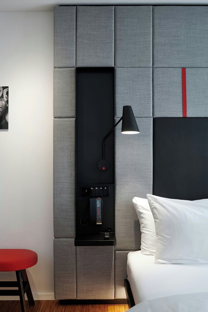 Habitación, 1 cama de matrimonio grande (Mobility Accessible, Roll - In Shower) del hotel Citizenm Paris Opera. Foto 6