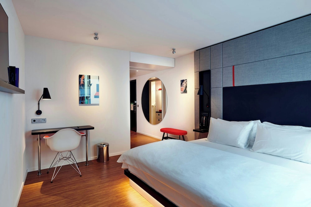 Habitación, 1 cama de matrimonio grande (Mobility Accessible, Roll - In Shower) del hotel Citizenm Paris Opera. Foto 7