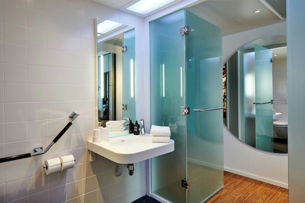 Habitación, 1 cama de matrimonio grande (Mobility Accessible, Roll - In Shower) del hotel Citizenm Paris Opera. Foto 8