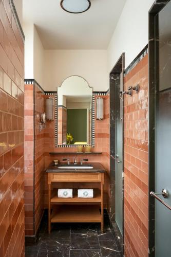 Habitación Clásica del hotel Le Grand Mazarin. Foto 1