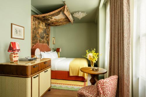 Habitación Clásica del hotel Le Grand Mazarin. Foto 2