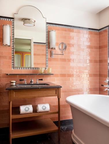 Suite Junior Parisienne del hotel Le Grand Mazarin. Foto 7