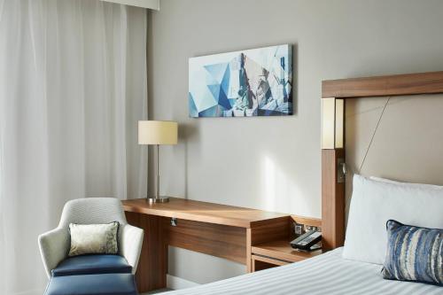 Habitación con vistas a la pista - Cama extragrande del hotel Courtyard by Marriott London City Airport. Foto 2