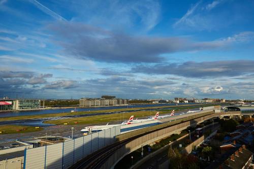 Habitación con vistas a la pista - Cama extragrande del hotel Courtyard by Marriott London City Airport. Foto 4
