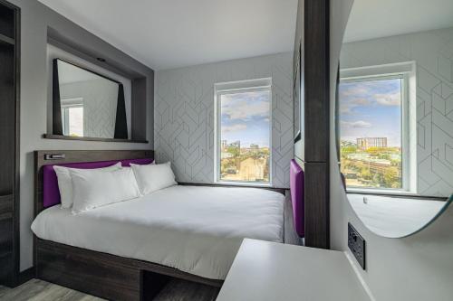 Habitación doble eficiente con vistas a la ciudad del hotel Four Points Flex by Sheraton London Shoreditch East. Foto 5