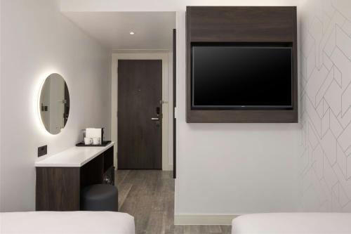 Windowless Twin, Guest room, 2 Twin del hotel Four Points Flex by Sheraton London Shoreditch East. Foto 7