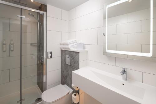 Habitación doble eficiente sin ventanas del hotel Four Points Flex by Sheraton London Shoreditch East. Foto 3